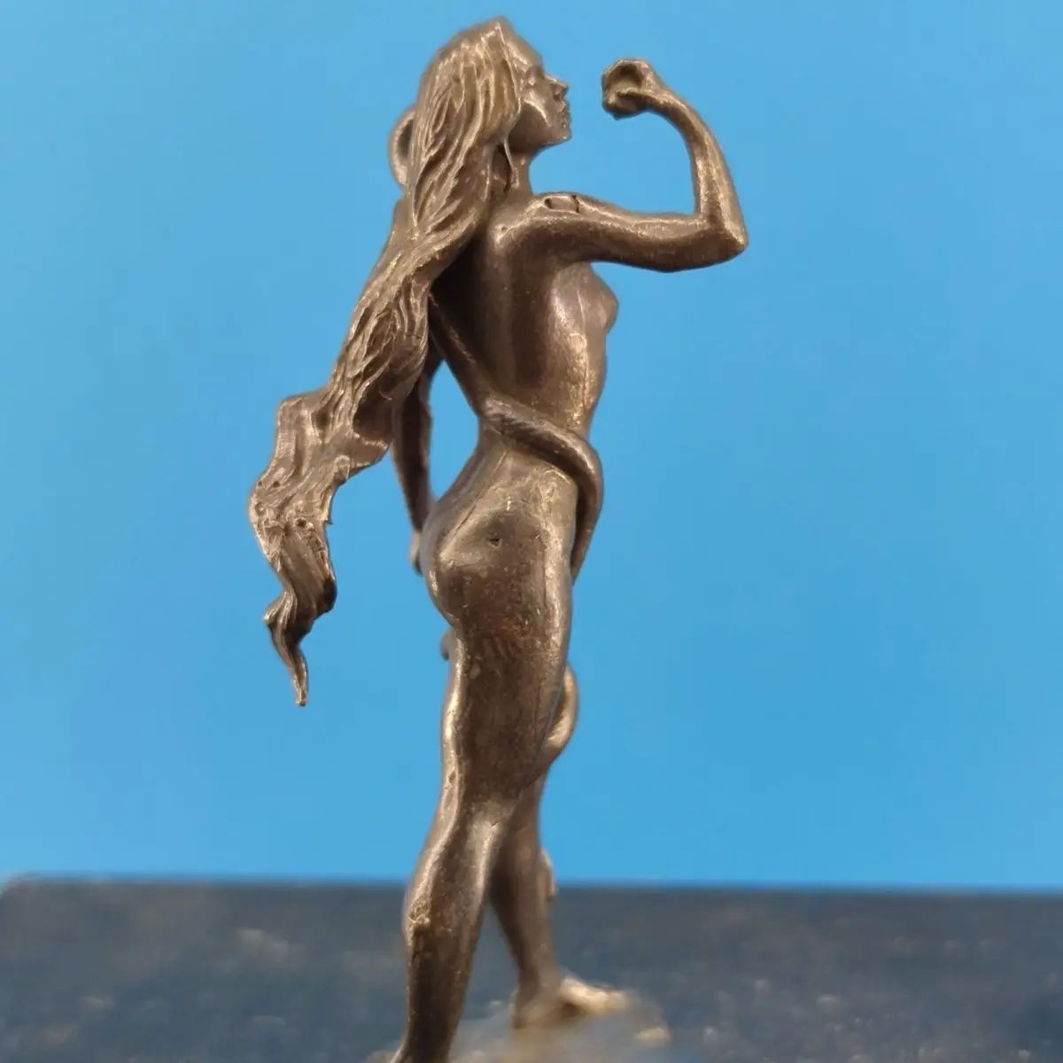 Brass Mini Female Figure Statue - Artistic Home Decor, Collectible Desk Ornament, Handmade Elegant Desk Decor for Living Room​