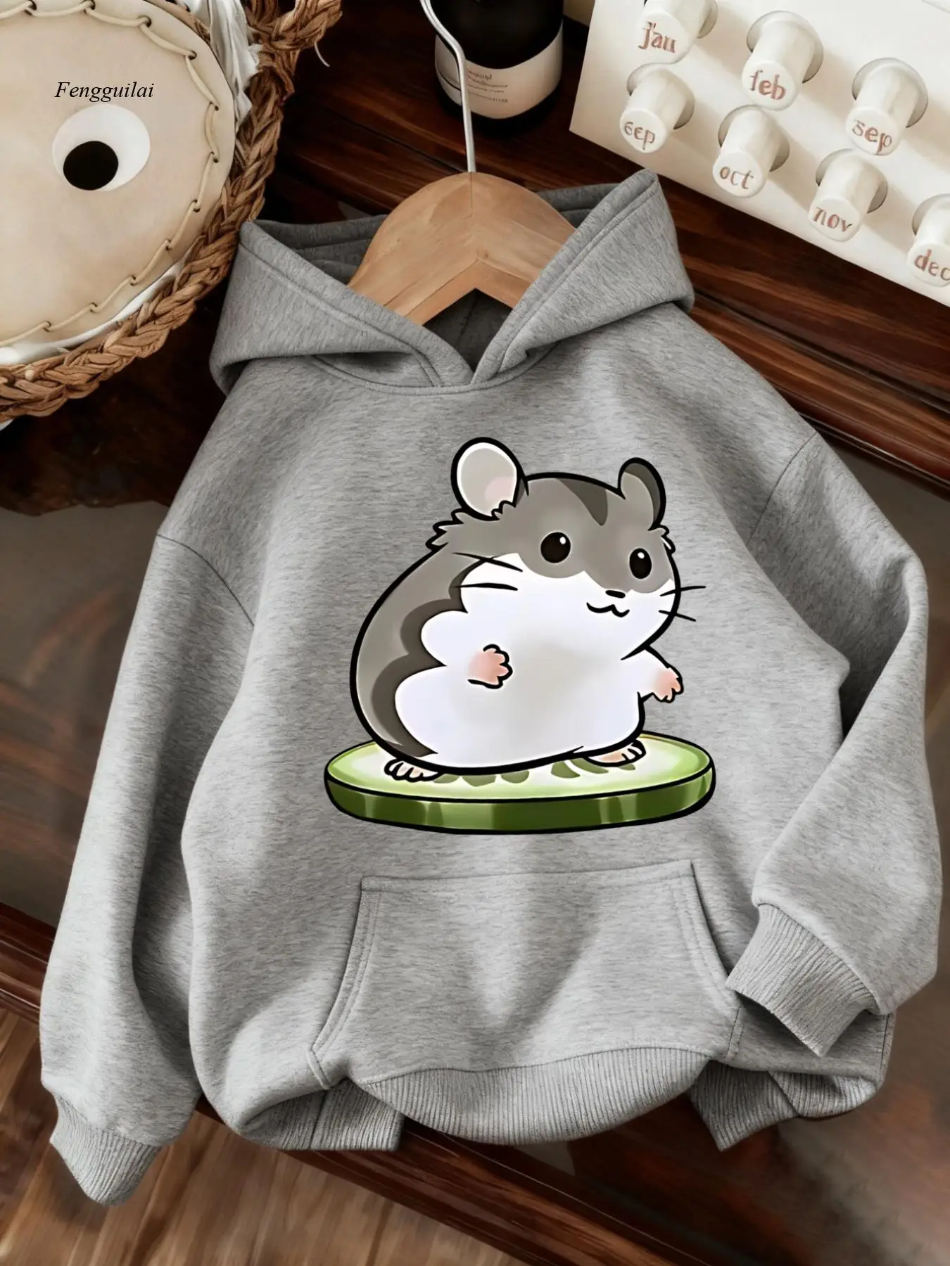 

Милый хомяк с принтом огурца | Пуловер с капюшоном и карманом, длинный рукав, стандартный крой, легкая эластичная ткань