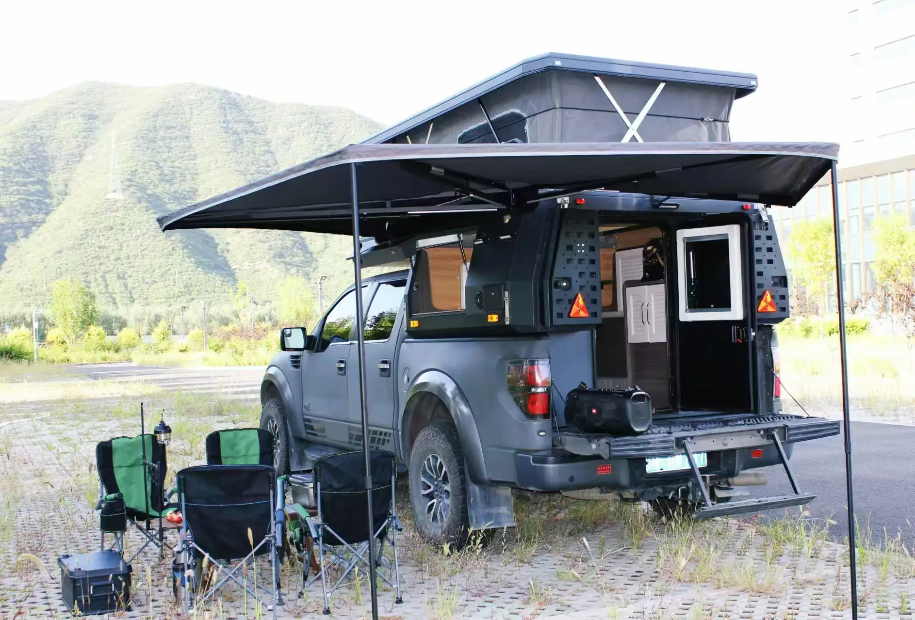 Hot-Selling Off-Road RV Pickup Trucks Are Used for Camping Trips, Sliding Campers and RV Outdoor Roof Tents