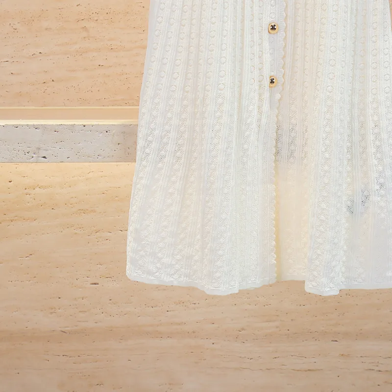 추지에 2025 가을 프렌치 스타일 니트 드레스 - 화이트 레이스 컷아웃 V넥 골드 버튼 슬림핏 우아한 오피스 드레스