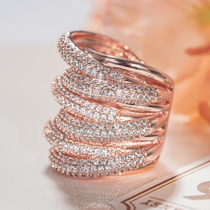 Huitan Mehrschichtiger Damenring in Roségoldfarbe mit glänzendem Zirkonia, Party-Statement-Accessoires für Hochzeit, schicker Schmuck – Detail 3