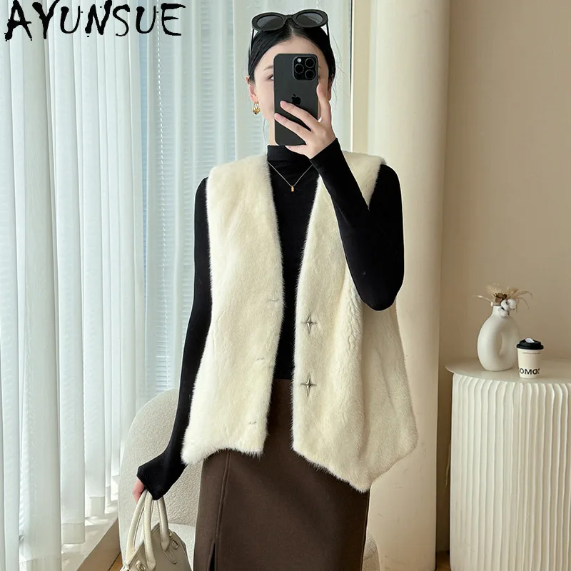 سترة من فرو المنك الطبيعي من AYUNSUE للسيدات برقبة على شكل حرف v بدون أكمام سترات شتوية من الفرو الحقيقي لملابس النساء جودة عالية 2025 Abrigo Mujer
