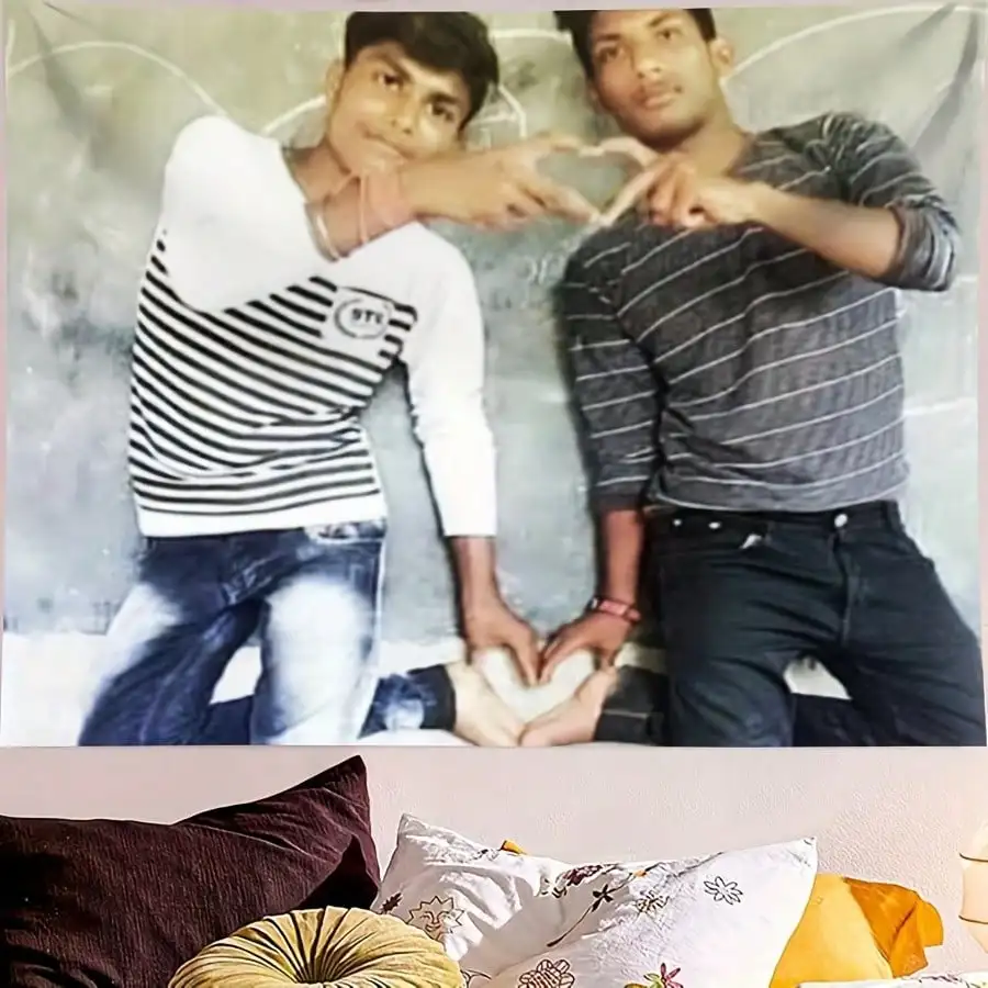 Funny Friendship Pose Wall Tapestry - Best Friends Hand Heart Gesture, Casual Room Decor, Multiple Sizes