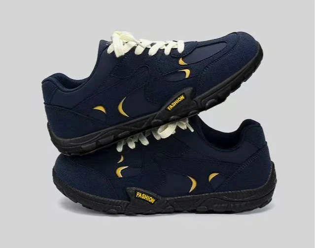 Men's shoes lightweight board shoes 2026 autumn explosion new student versatile fashion light luxury sports senior casual shoes
