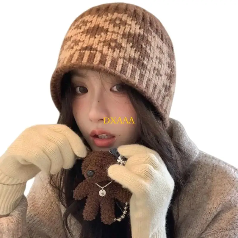 قبعة شتوية من الصوف الناعم من DXAA بنمط معيني مريح للنساء والفتيات وغطاء للرأس اليومي