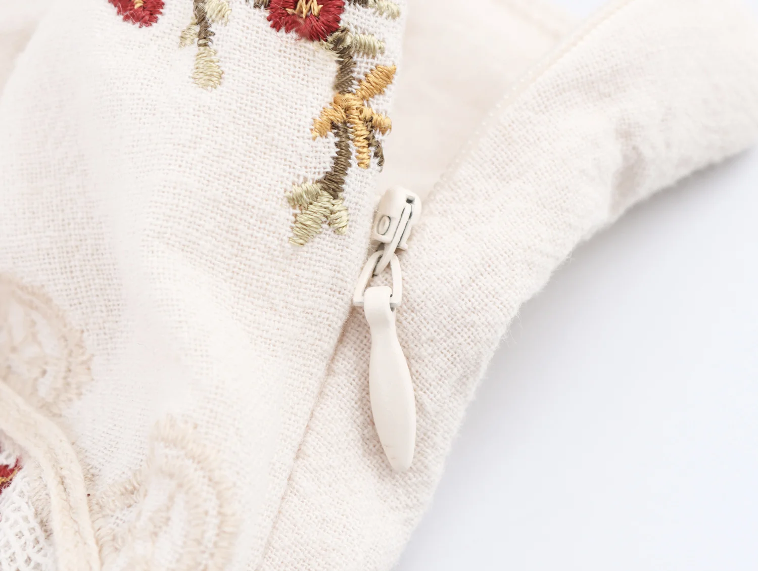 فستان نسائي صيفي جديد غير رسمي موديل 2025 بسيط ومريح من القطن الفرنسي المطرز برعم الحمالات