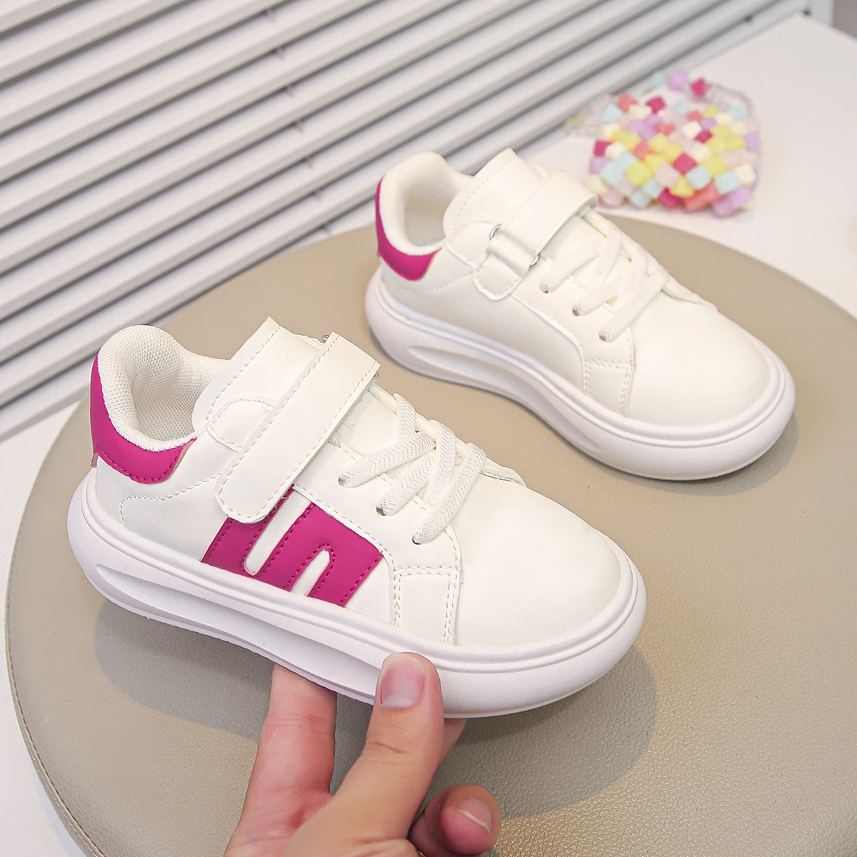 A Pair of Stylish, Simple, Color-Blocked, All-Season Casual Sports Shoes for Boys and Girls
