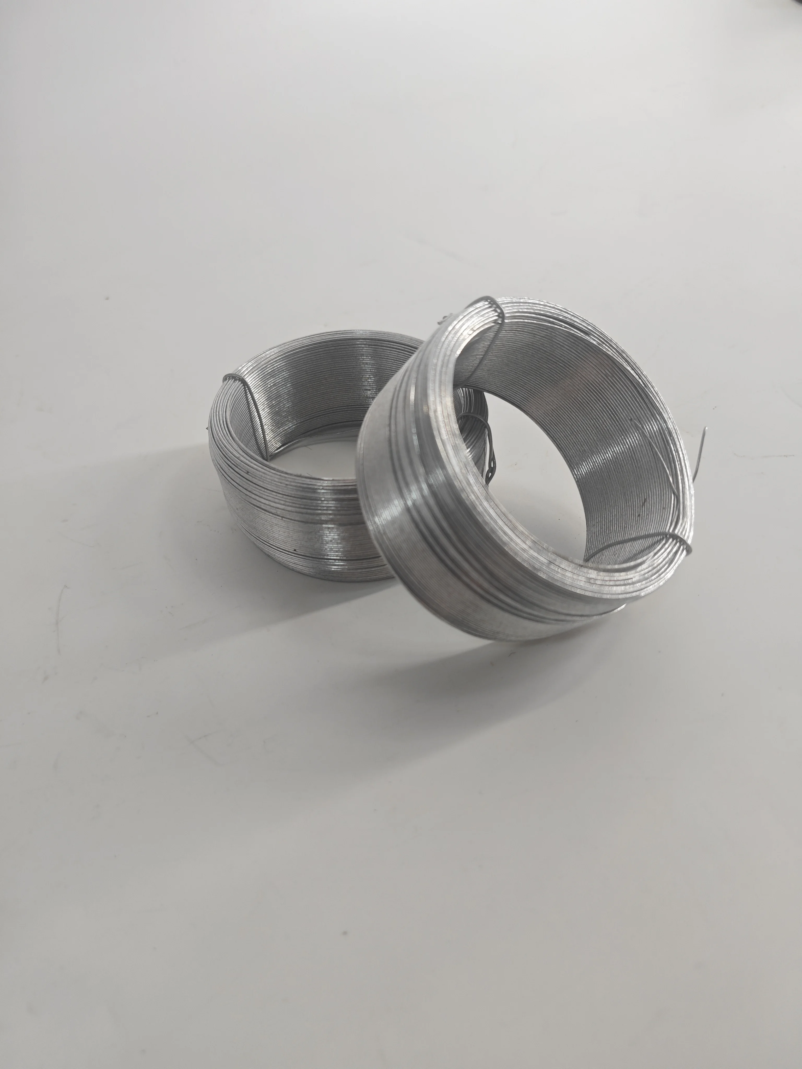 

Комплект из 2 оцинкованной садовой проволоки, диаметр 0,7 мм, общая длина 80 м, проволока ручной работы, железная проволока, металлическая ремесленная проволока.