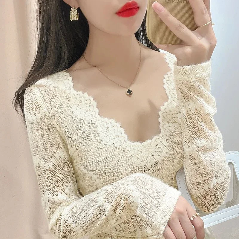 قميص صغير مجوف جديد للخريف والشتاء على الطراز الغربي مع قميص شبكي للفتيات الحارة ذو قصة منخفضة ورقبة على شكل حرف V من الدانتيل للنساء