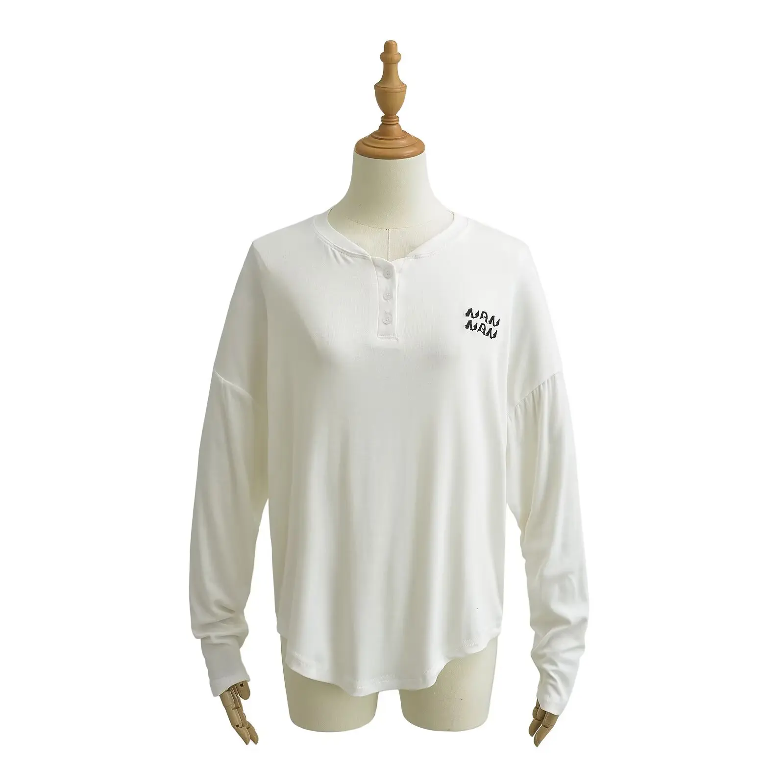 เสื้อยืดผู้หญิงผ้าบางปักลาย ดีไซน์พลิ้วไหว เหมาะสำหรับใส่เป็นเสื้อตัวใน แจ๊สแดนซ์ สตรีทแฟชั่น สไตล์ลำลอง ทรงหลวม