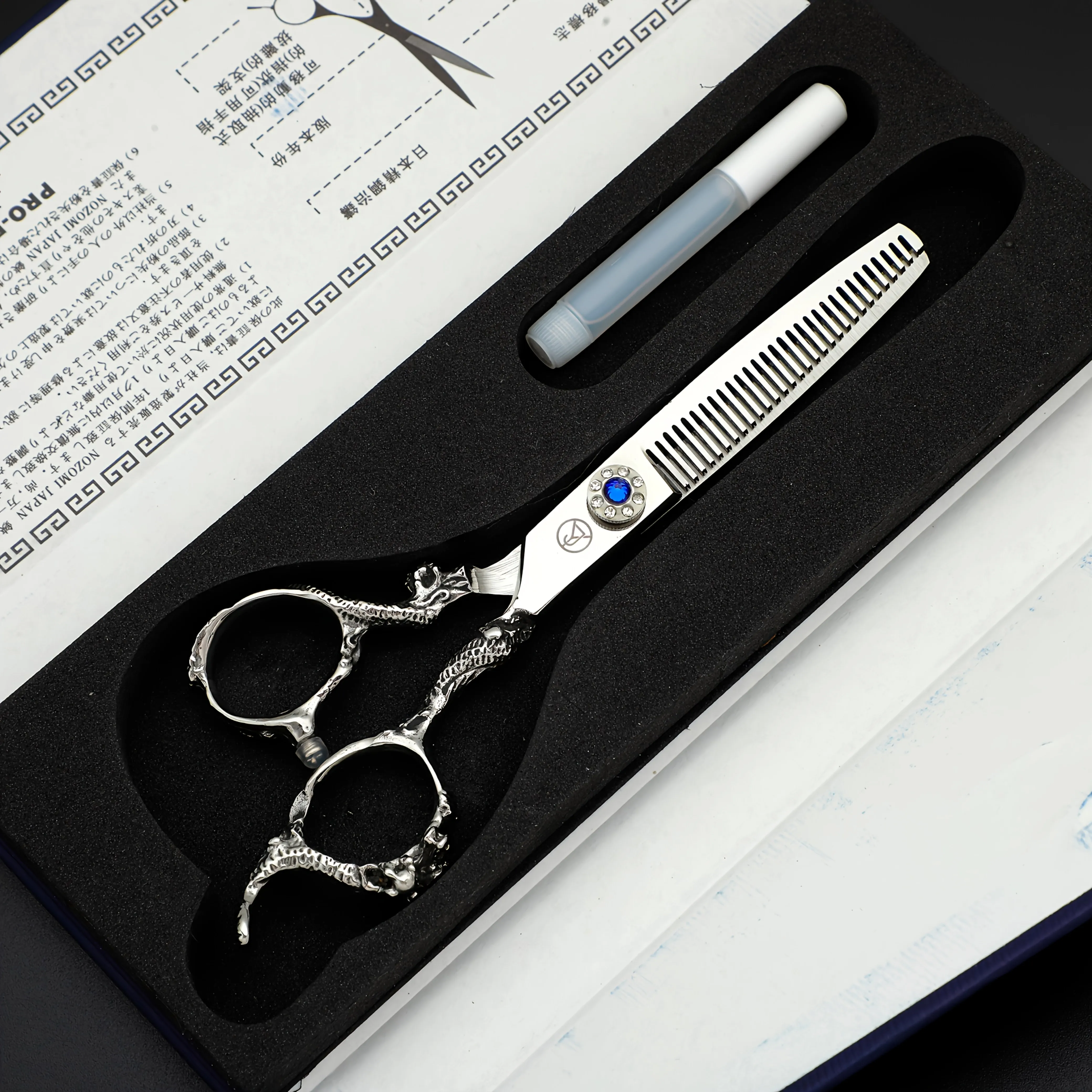 Silver dragon-handled hair scissors, crafted to ensure durability and sharpness, can stay sharp for a long time