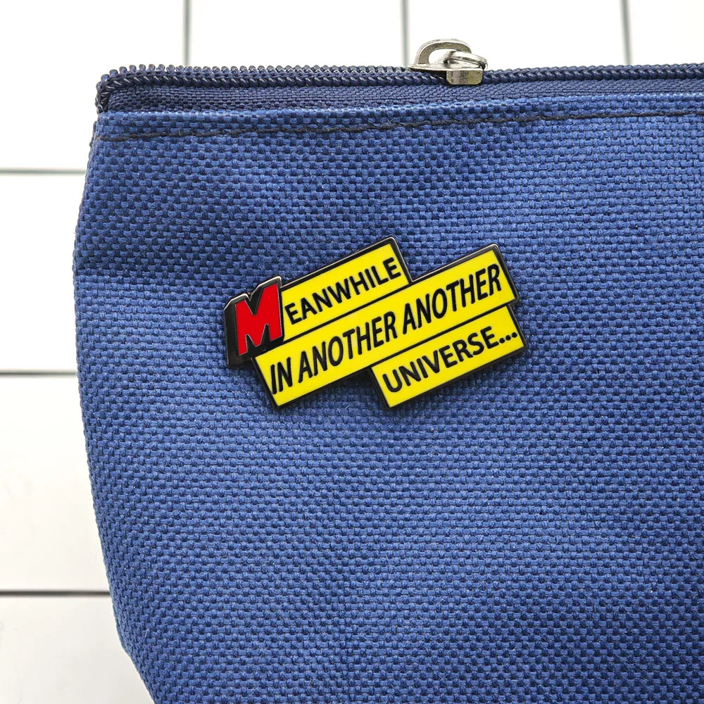 Inzwischen in einem anderen Universum Emaille-Pin Retro-Comic-Broschen Gelbe Beschriftungsbox-Abzeichen Lustiger Geek-Schmuck Geschenk – Detail 8