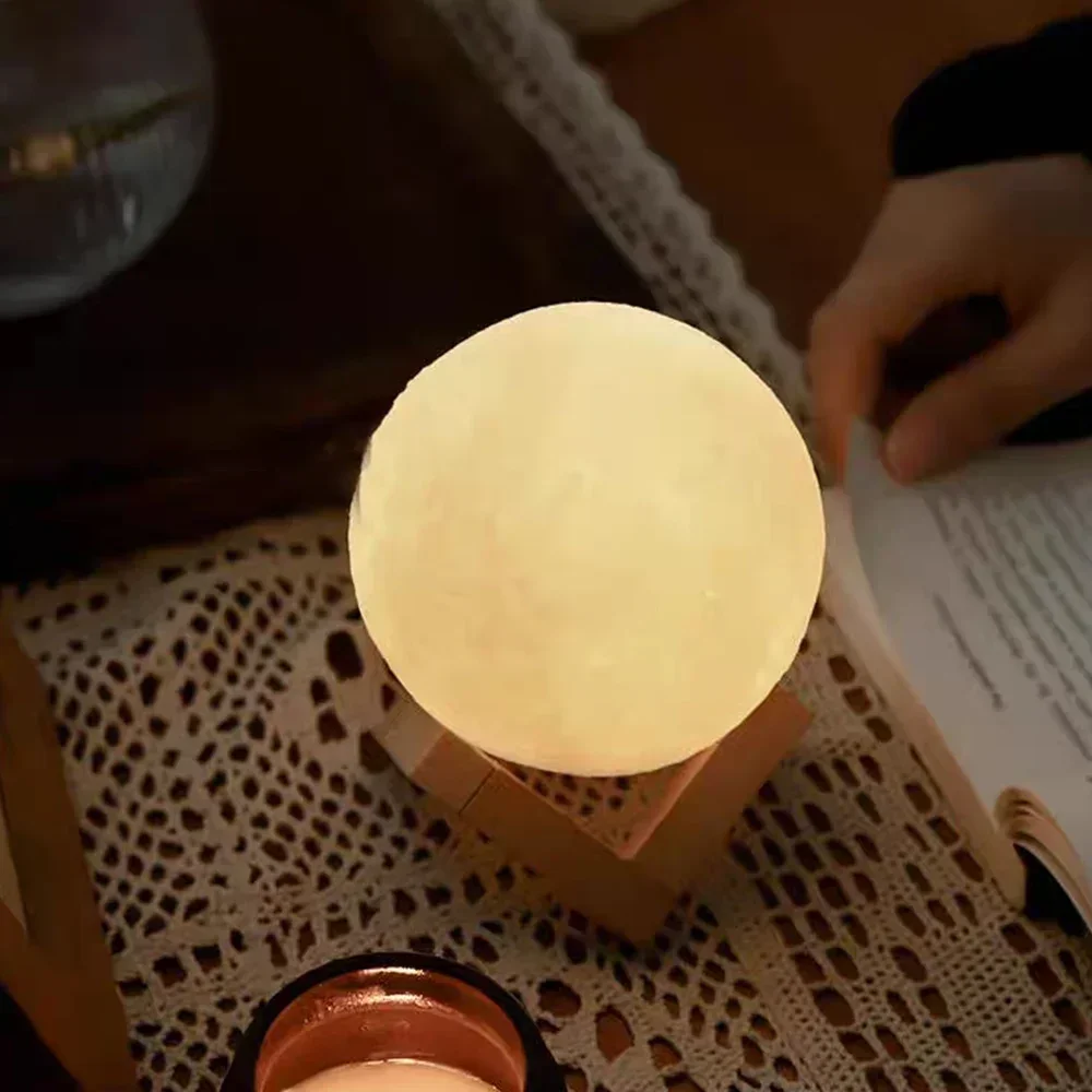 Lámpara LED de bola de Luna de 8cm, luz nocturna con soporte de plástico, lámpara estrellada alimentada por batería, decoración de dormitorio, luces de noche junto a la cama, regalos para niños