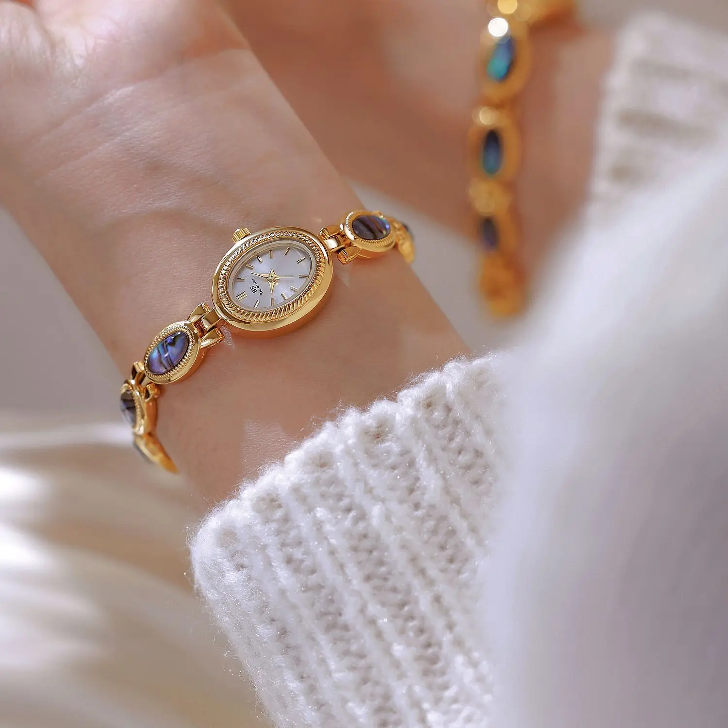 ساعات كلاسيكية للسيدات موضة أنيقة سوار على شكل صدفة طبيعية 2025 ساعة يد ريترو مقاومة للماء باللون الذهبي