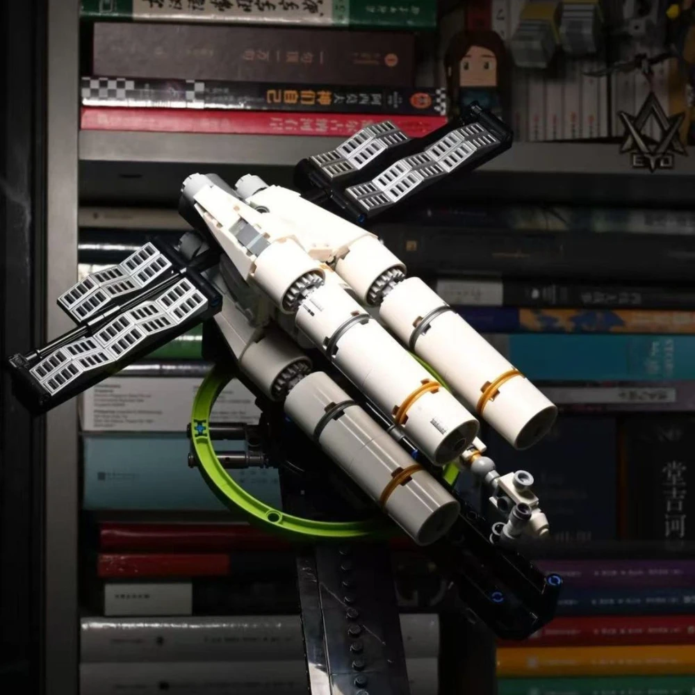 830Pcs Grace ‘s Spaceship Building Blocks Movable Mechanism Cool Desktop Ornament Holiday Gift SciFi Space Station Display Model