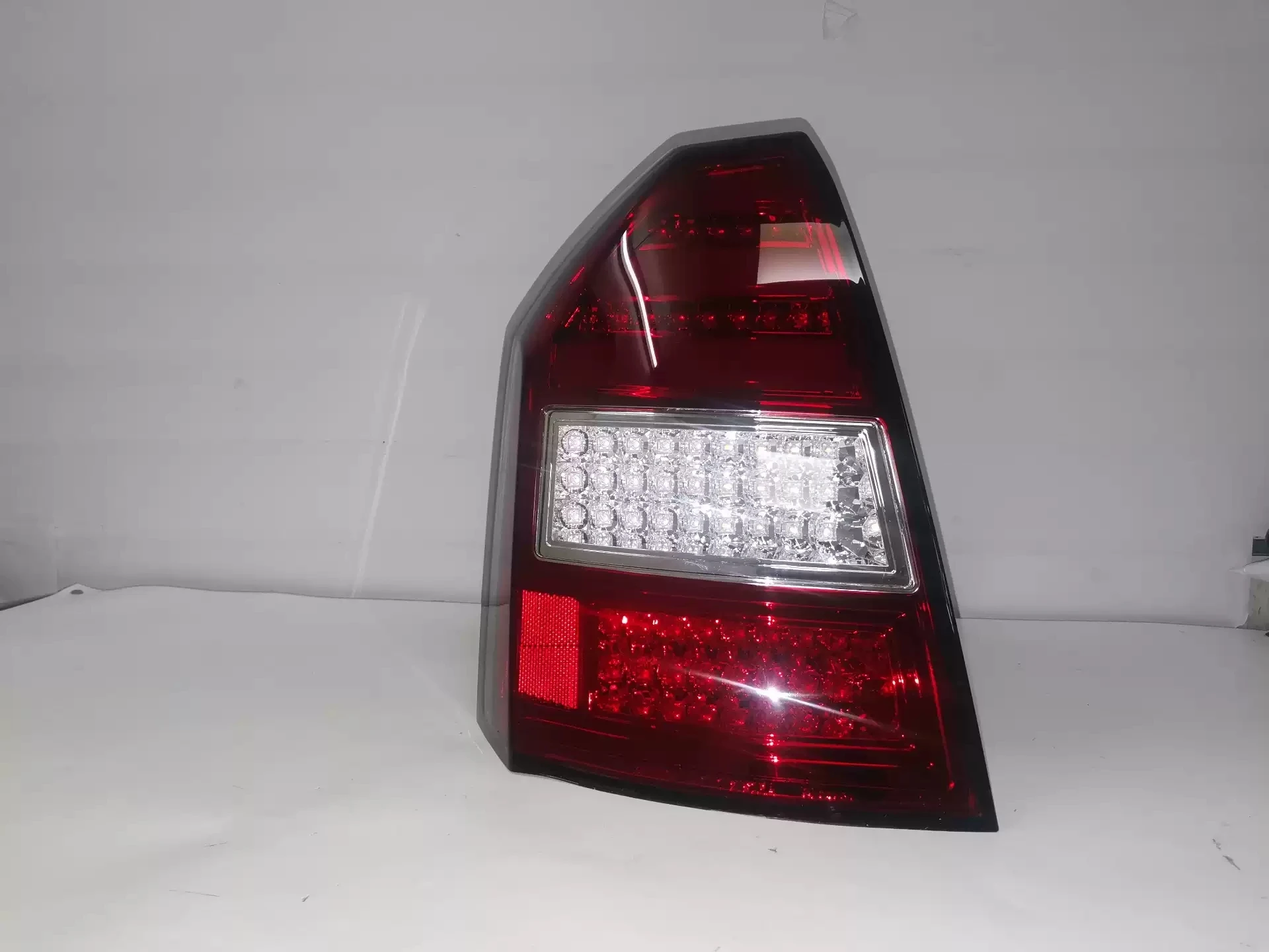 Led الذيل ضوء الجمعية ل كرايسلر 300C 2005-10 القيادة عكس مصباح الفرامل بدوره إشارة اكسسوارات السيارات