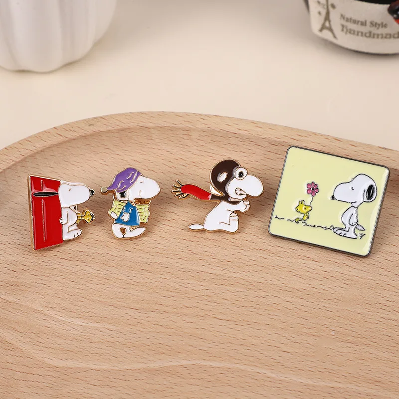 4 estilos de Broche/Pin Esmaltado Snoopy Anime, Decoração de Personagem de Desenho Animado Fofo, Adequado para Roupas, Bolsas e Presentes