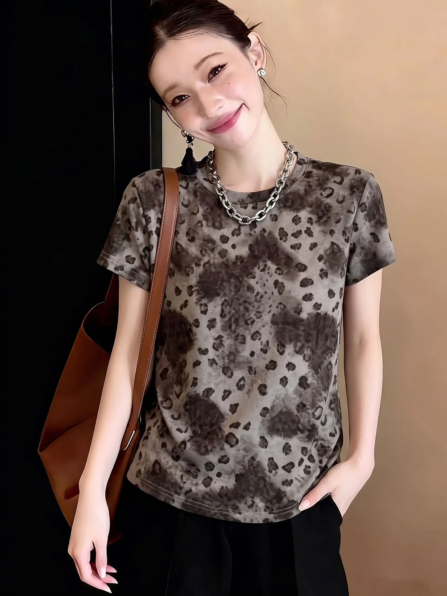 

Fashionable Leopard Print T-Shirt Short Sleeve Commute Women's Style Summer 2026 Unique Design Casual Loose Fit round Neck