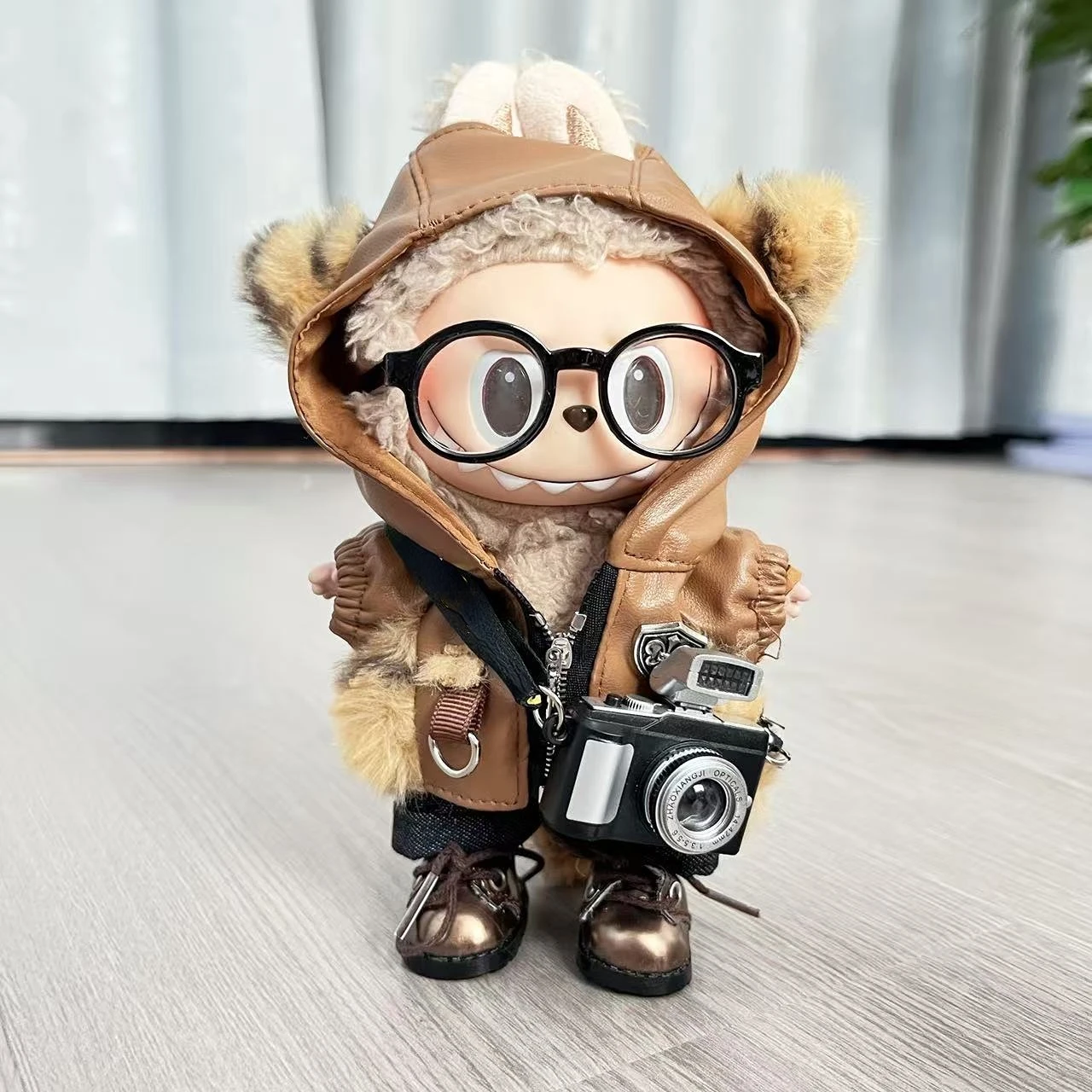 

Clothes For Labubu Trendy Photographer - Inspired Outfit For 1st - 3rd Gen 15/17cm Dolls - Furry Hooded Leather Jacket