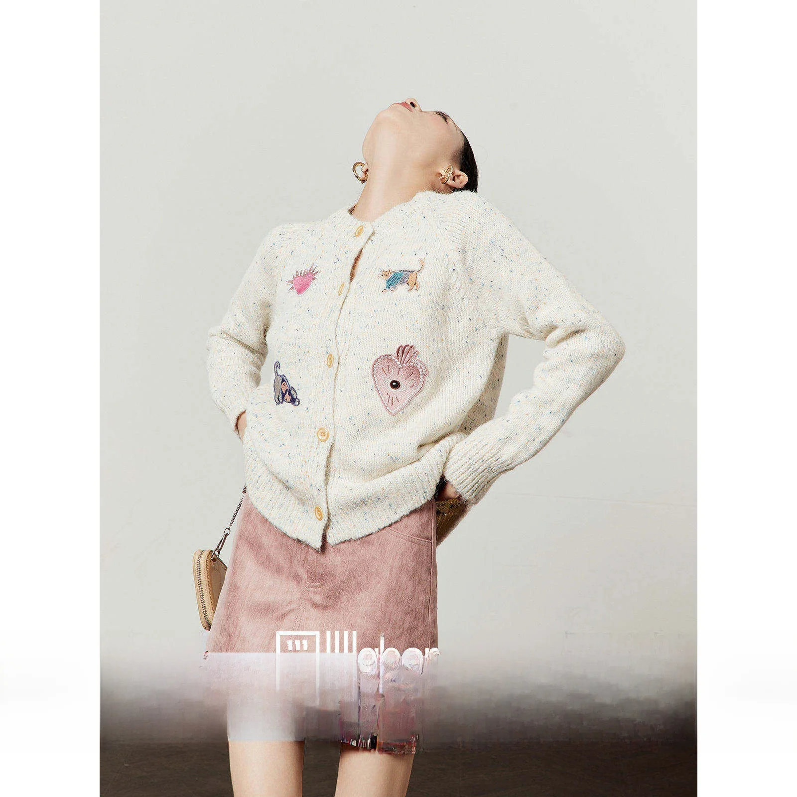 

Женский бежевый вязаный свитер с принтом в синие точки, свободный крой, милый стиль, длинный рукав, круглый вырез, теплый, весна 2026, новинка