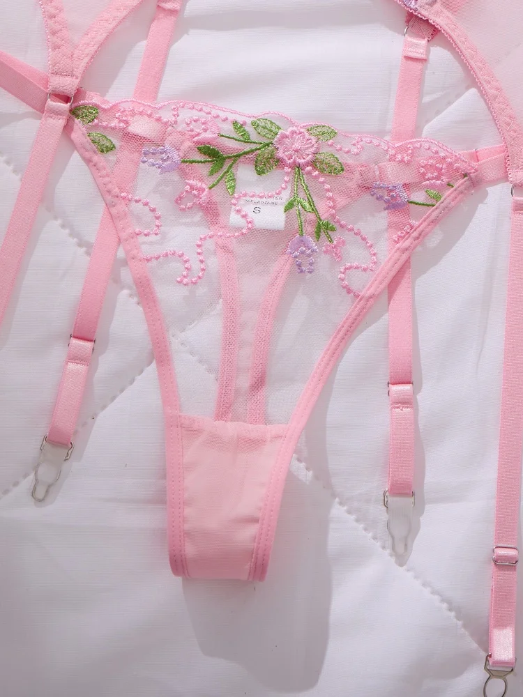 ملابس داخلية نسائية مع حزام رباط وردي تول ملابس داخلية مثيرة رومانسية مطرزة بالزهور طقم سراويل داخلية شفافة من خلال مجموعة الملابس الداخلية