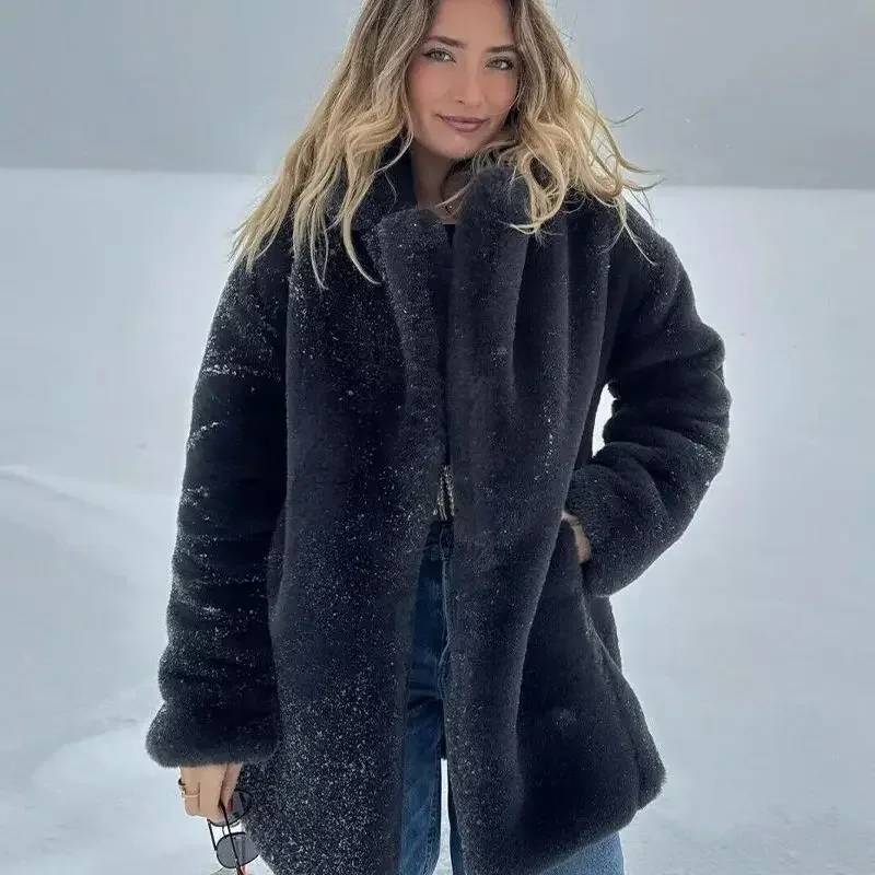 Cappotto in pelliccia sintetica di coniglio grigio peluche Colletto con bavero da donna Soffici giacche in pelliccia di visone 2024 Nuova collezione invernale Capispalla accogliente iconico