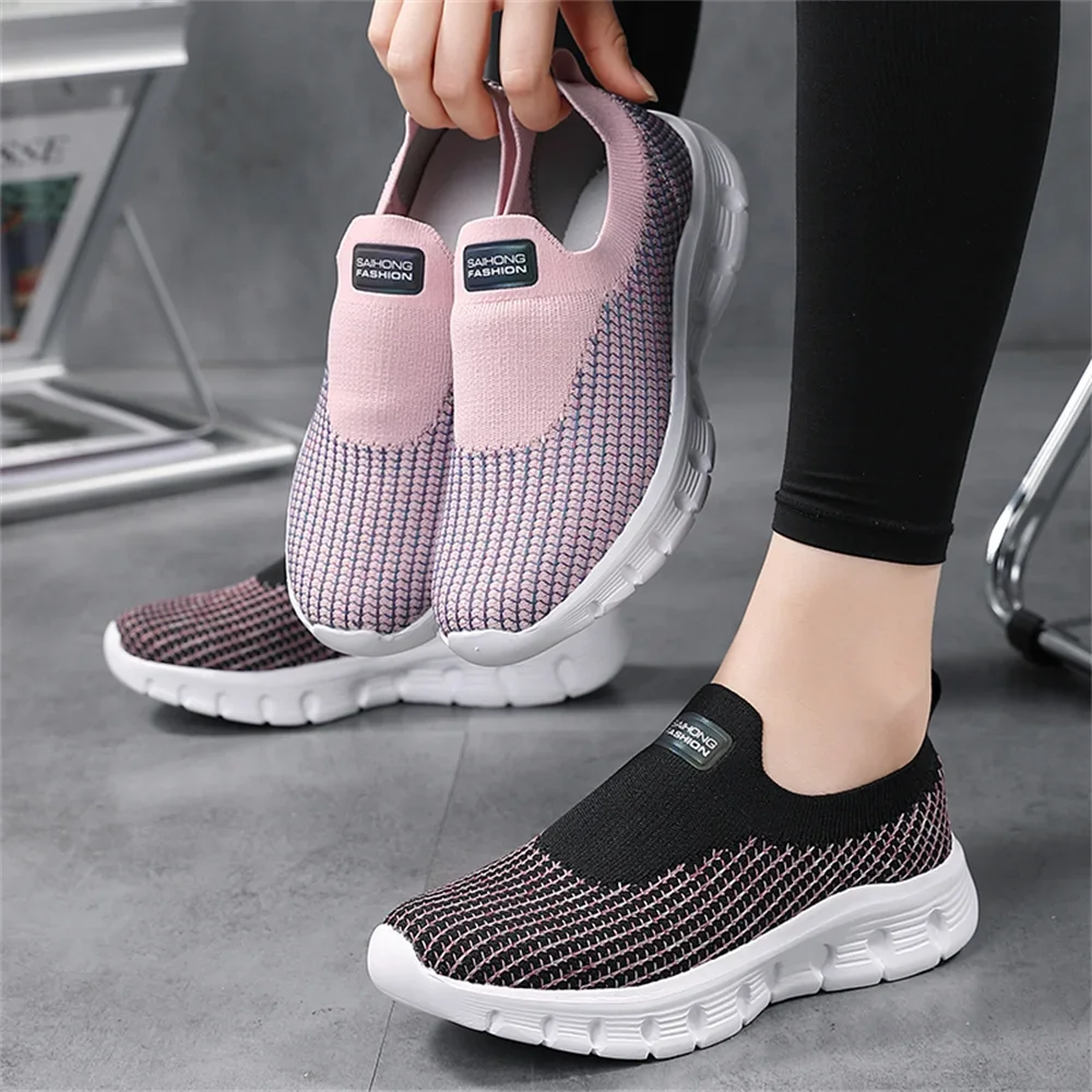 

Легкие матевые туфли на плоском каблуке. Модельные туфли для женщин. Туфли на низком каблуке. Женские кроссовки. Роскошные спортивные кроссовки.