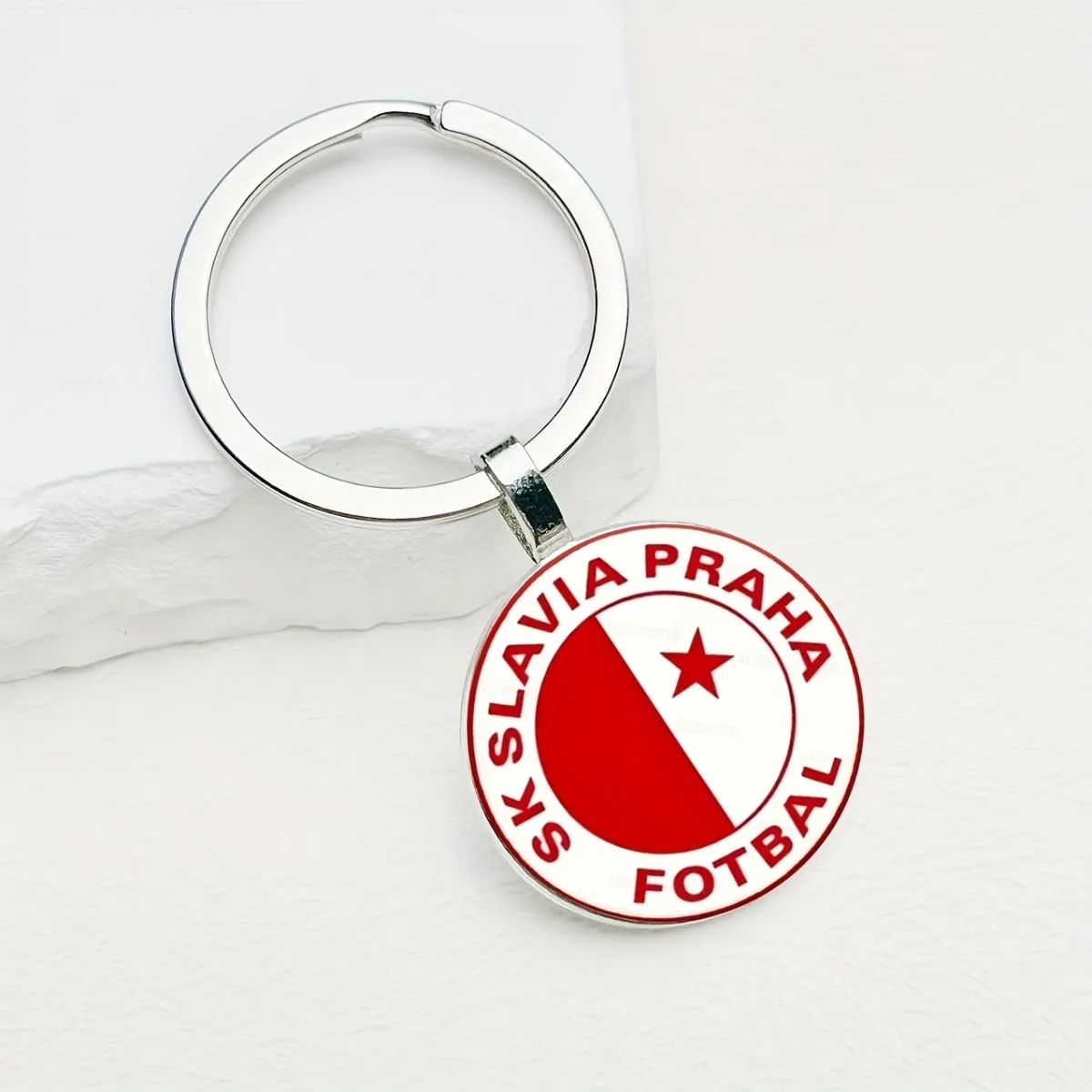 سلسلة مفاتيح Slavia براغ مع شارة حمراء وبيضاء. حلقة مفاتيح معدنية متينة، هدية مثالية لامعة لأي مشجعي كرة القدم.