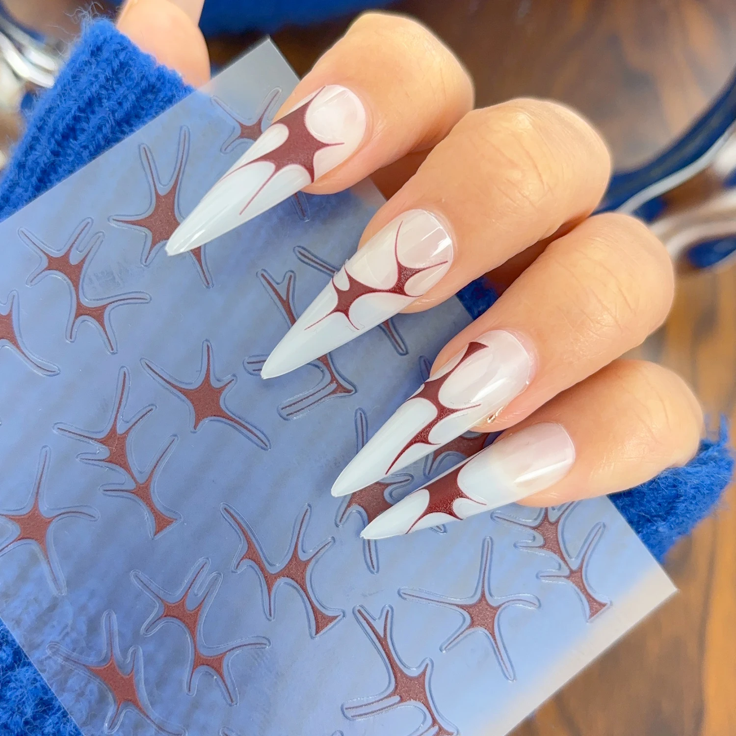 Adesivo per nail art 5D curvo francese irregolare Linee di arco di fuoco Frammentato Stampaggio moderno Decorazione autoadesiva Decalcomanie per manicure