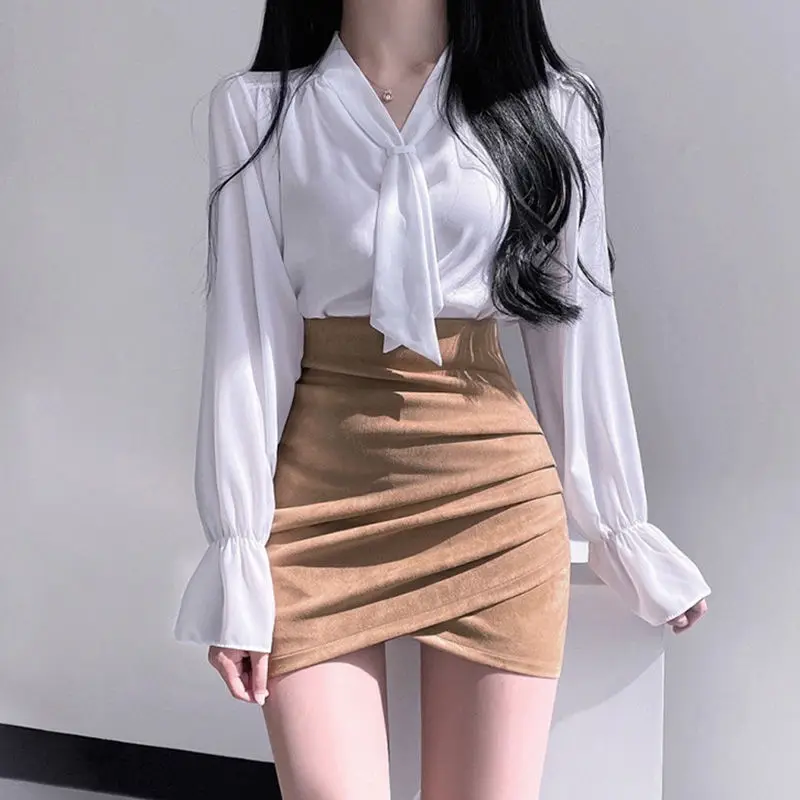 エレガントな白長袖女性のシャツ 2023 新ファッションカジュアルスタイル黒ネクタイネックラインポリエステル繊維ルーズフィットシャツ