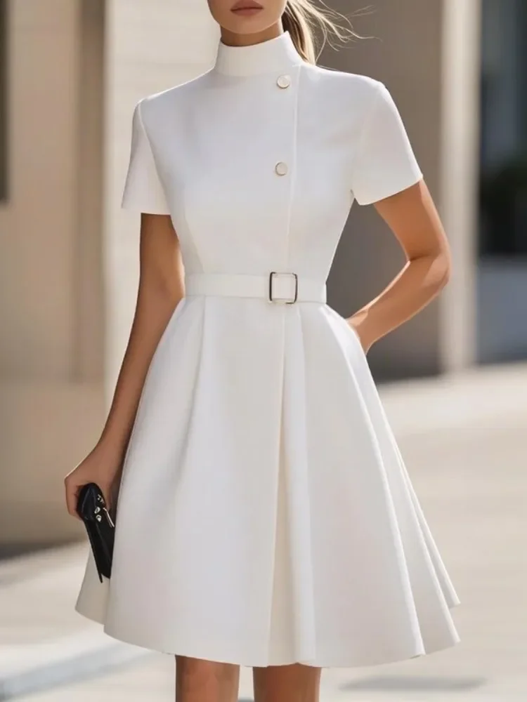 UOOZEE Office Lady Hoge hals Gordel Formele pendeljurk 2025, nieuwe korte mouwen, effen kleur, elegante witte A-lijn mini-jurken
