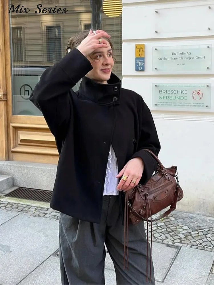 معاطف أنيقة ذات ياقة ثابتة للسيدات كلاسيكية واحدة الصدر وأكمام طويلة سترة فضفاضة لخريف 2025 ملابس خروج عصرية للسيدات جديدة