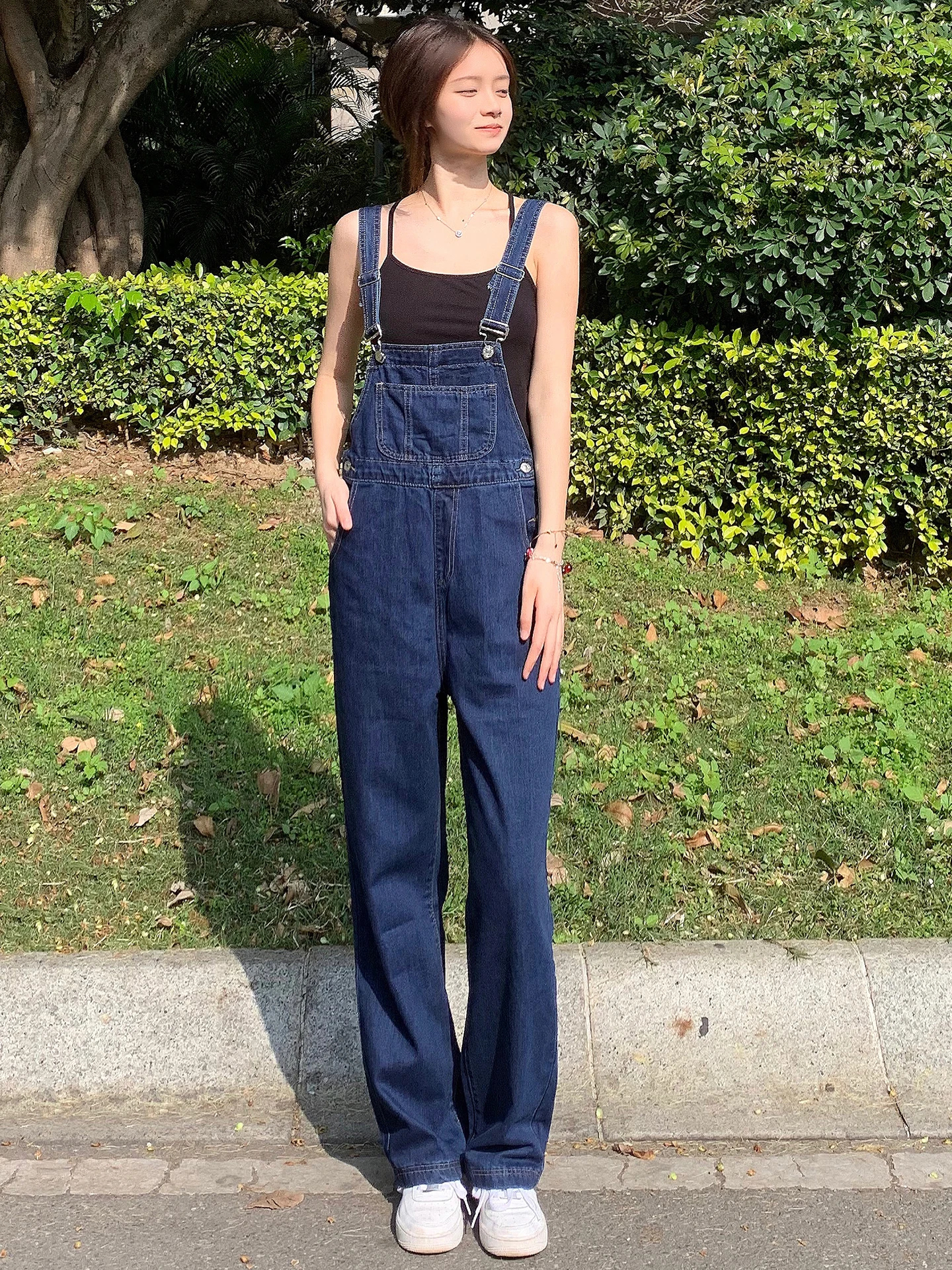 Wiosenno-jesienne modne damskie ogrodniczki jeansowe, luźne spodnie z prostymi, szerokimi nogawkami, z wysokim stanem, codzienne, odmładzające, trendy.