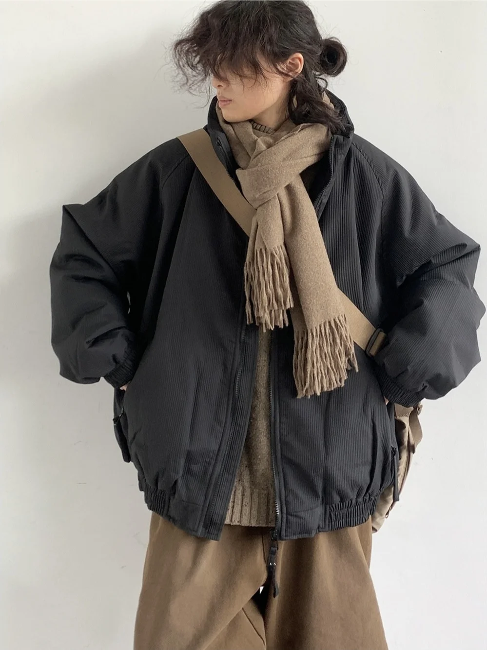 Neutralny amerykański retro płaszcz damski w pionowe paski z bawełny, uniwersalny, ocieplany, zapinany na zamek, długi płaszcz.