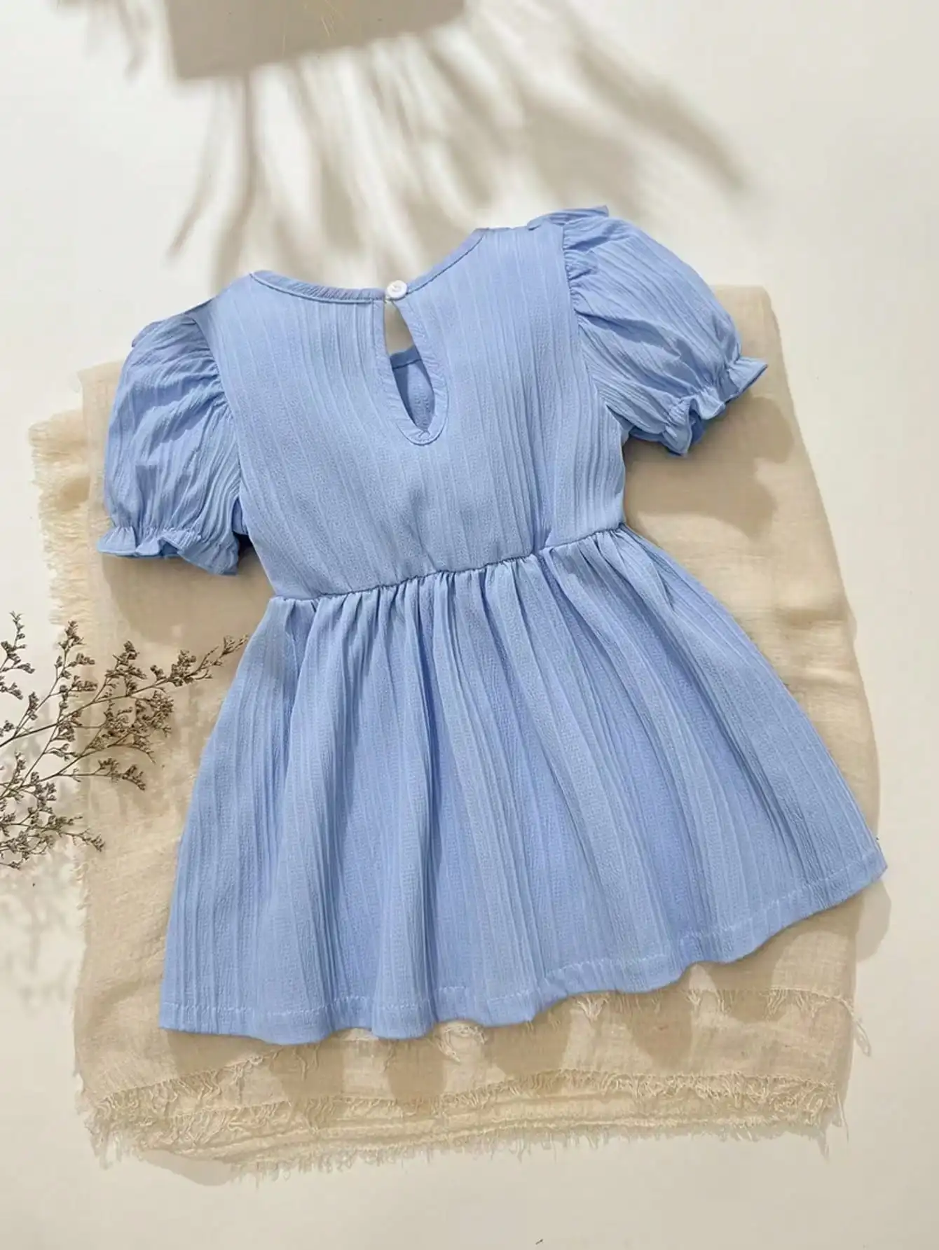 Kinderkleid mit Rüschen, Rundhalsausschnitt, kurzen Ärmeln, tailliertem Schnitt und mittellangem Rock für Babys und Kleinkinder. – Detail 4