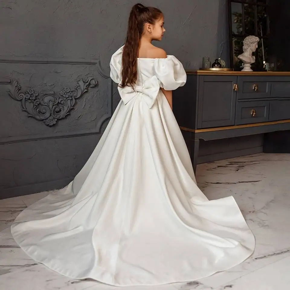Maßgeschneiderte schlichte Satin-Blumenmädchenkleider mit Puffärmeln, A-Linie, schulterfrei, elfenbeinfarben, Schleife, Erstkommunionkleid mit Schleppe – Detail 5