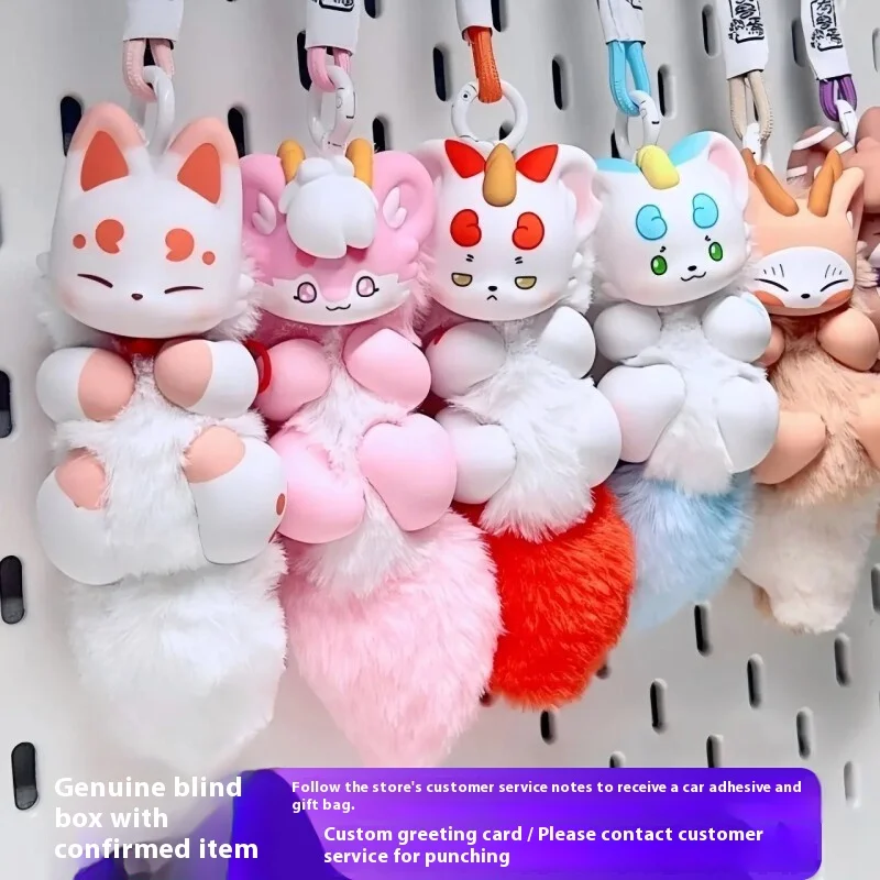 Existem animais, há caixas cegas, há brinquedos de boneca de pelúcia espiritual na palma, anime, pingente de mochila periférica