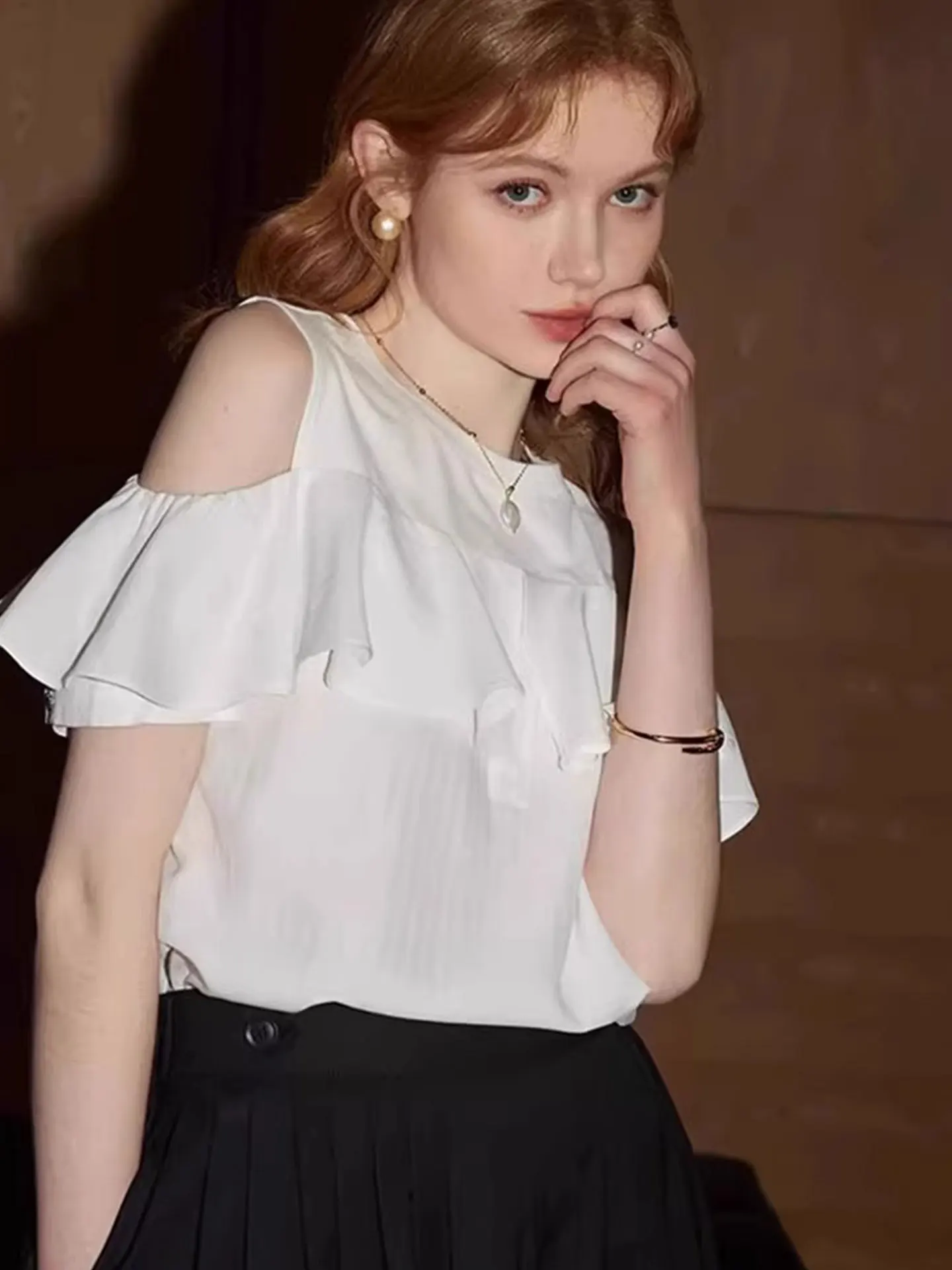 

Удобный универсальный топ с открытыми плечами и кружевной отделкой, корейский стиль, прямой крой, с вырезами, короткий рукав, круглый вырез, чистый крой...