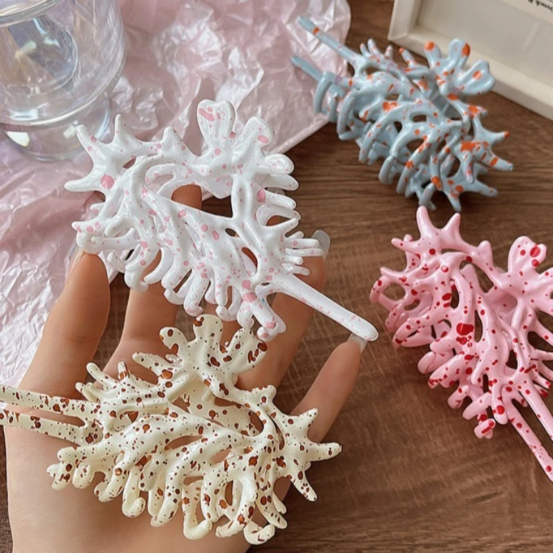 1-Ocean creature simulation conch grasping clip with hollow irregular headandback hair clip suitable forbeach vacationandleisure