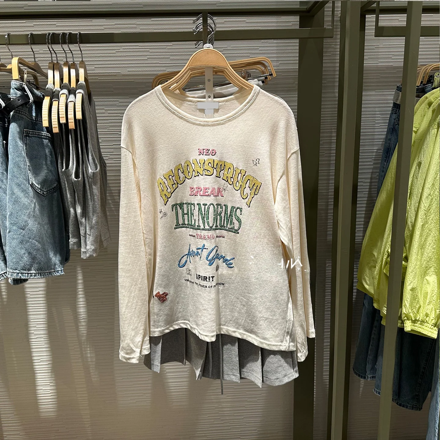 

URZA Women's Long Sve T-irt 2025 Autumn New Ghostly Fun Color Colion Letter Print Loose Fit round Ne Top