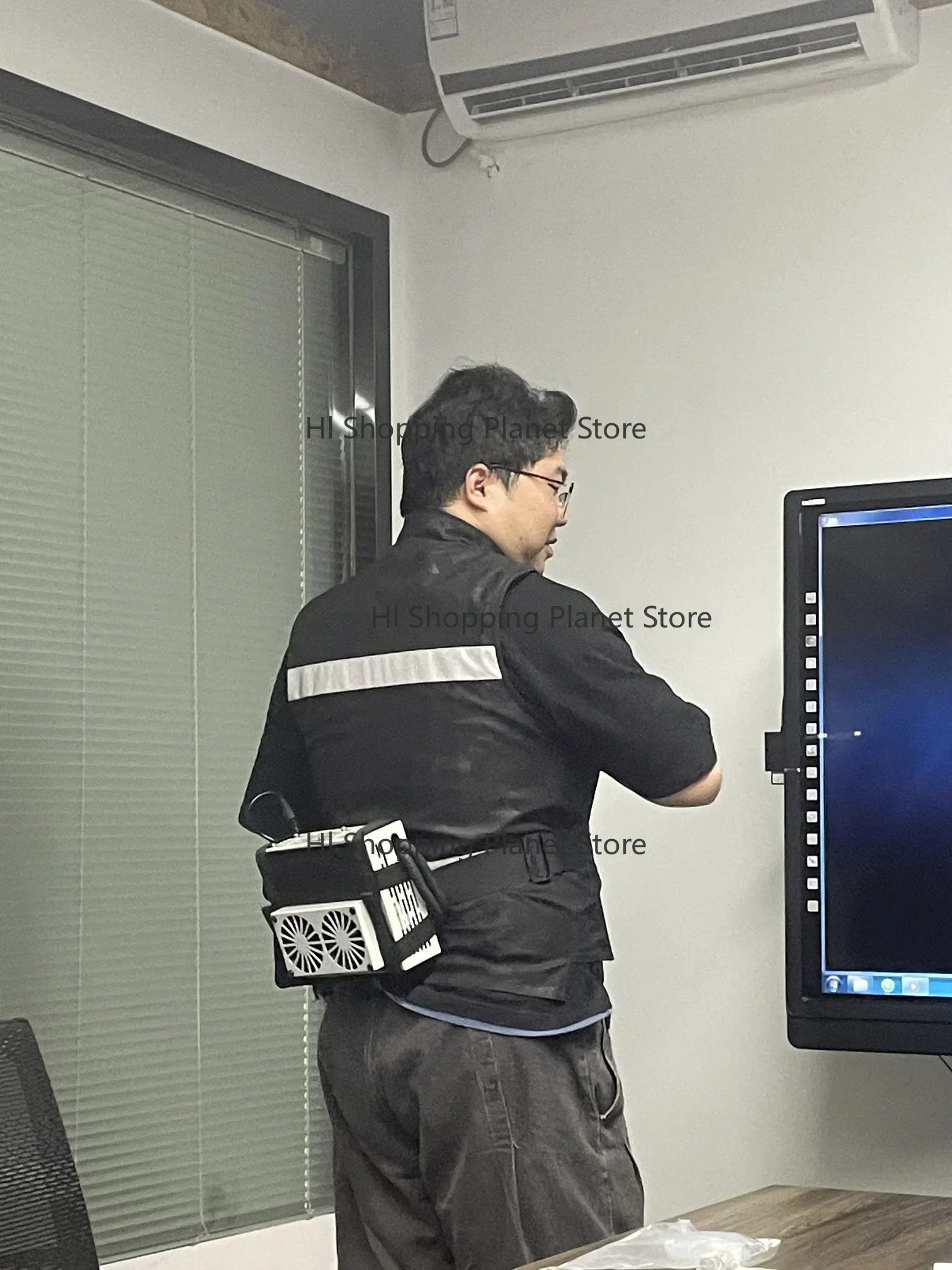 Summer Outdoor Air-Conditioning Jacket Multifunctional Water-Cooling Vest With DC Micro Compressor Clothing