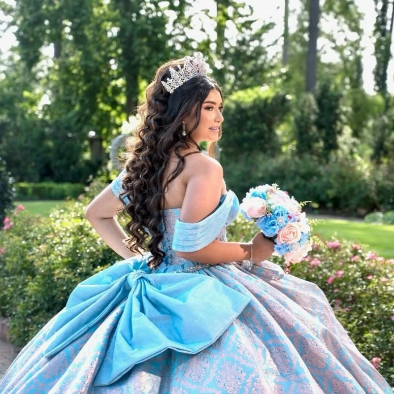 Robes de Quinceanera bleu ciel brillant personnalisées, épaules dénudées, paillettes appliquées superposées, longue queue avec nœud, 15