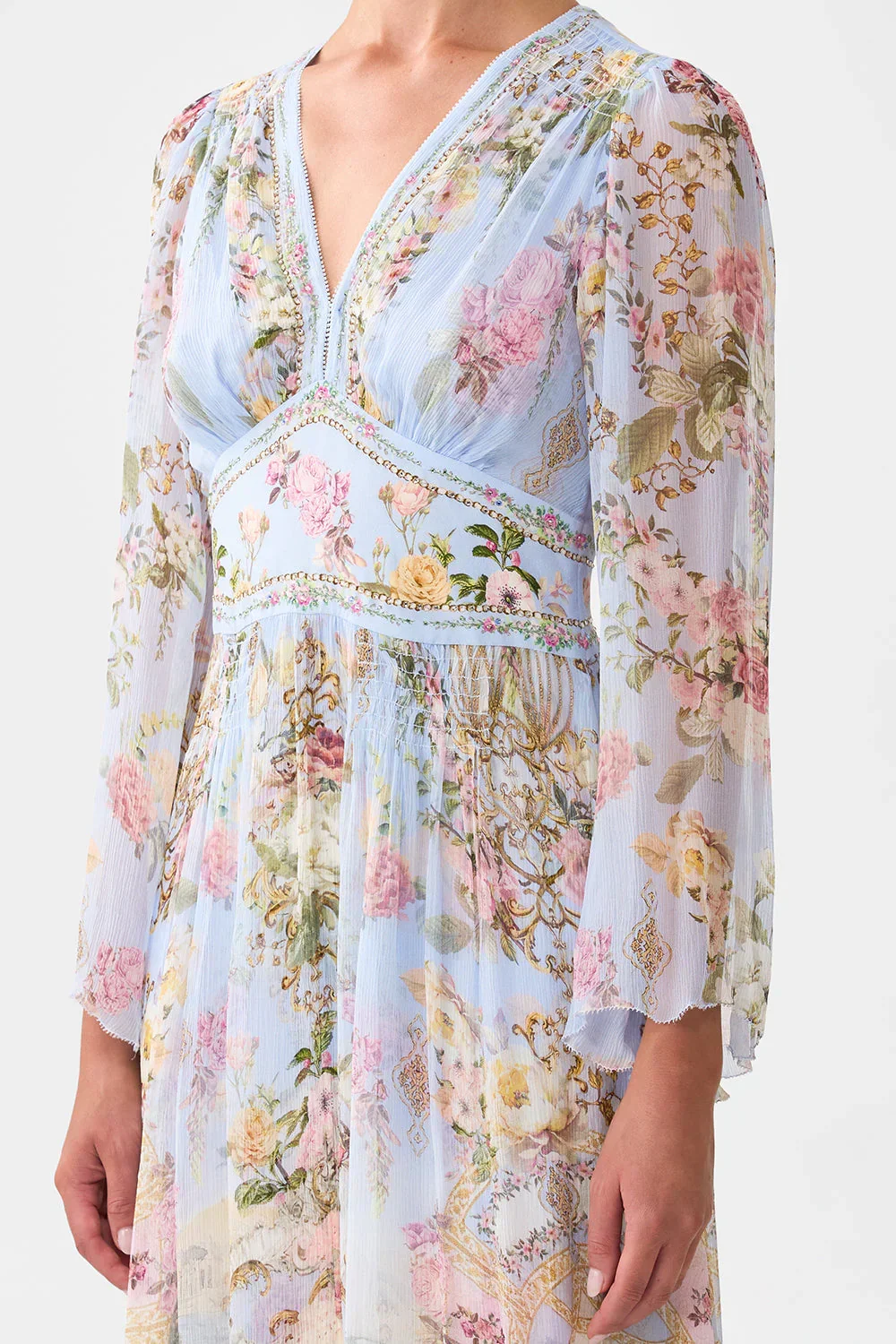 ชุดเดรสยาวสีฟ้าประดับคริสตัลลายดอกไม้ คอวี แขนบาน เอวยางยืด ผ้าไหมแท้ 100% สำหรับผู้หญิง