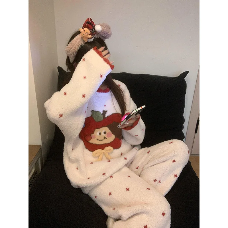 ชุดนอนผู้หญิงลายแอปเปิ้ลหวานๆ ผ้าถักผสมขนแกะแบบครึ่งตัว คอลเลคชั่นฤดูใบไม้ร่วง/ฤดูหนาว 2025 เสื้อสเวตเตอร์คอกลมลำลอง + กางเกงขายาว ชุดนอนใส่สบายๆ อยู่บ้าน