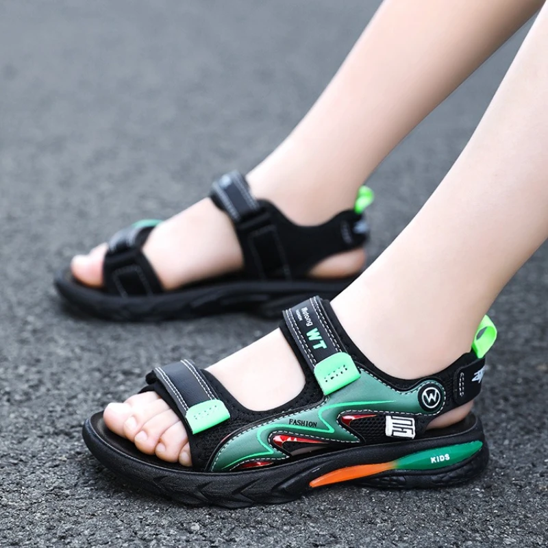 

Новые летние детские сетчатые спортивные повседневные сандалии для мальчиков с мягкой подошвой, нескользящие, антибактериальные, подростковые, на липучке, пляжные сандалии