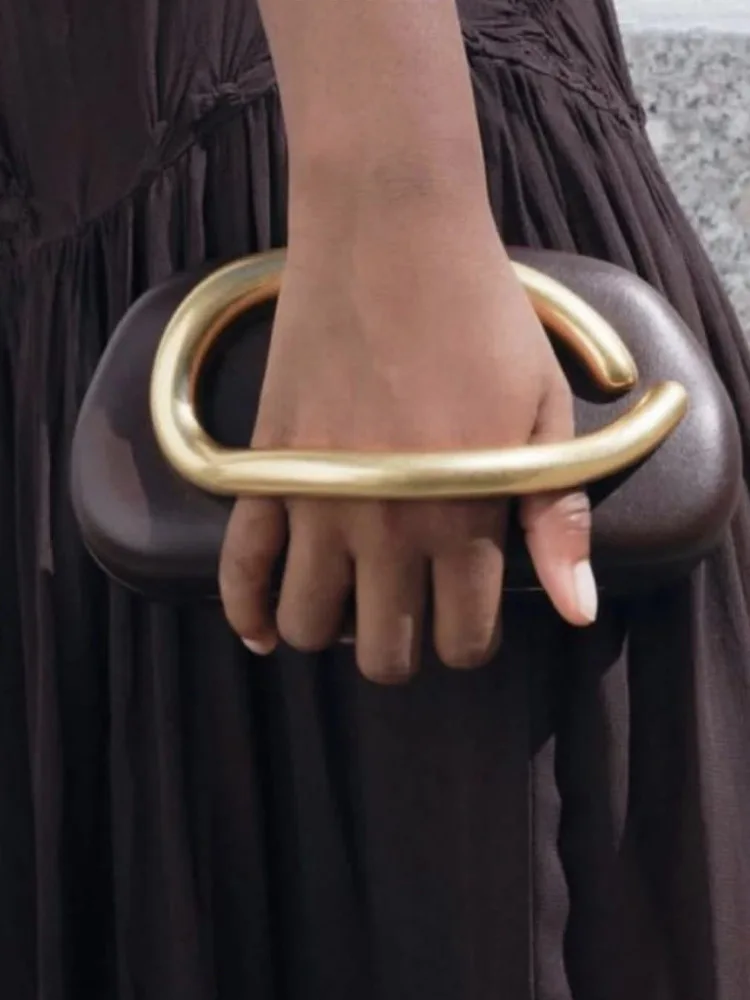 Goldene Metallverschluss-Clutch-Tasche für Damen, Abendtasche für Hochzeit und Party, Niedliche Handtasche in Dunkelrot und Beige, Winter 2024 Neu – Detail 1