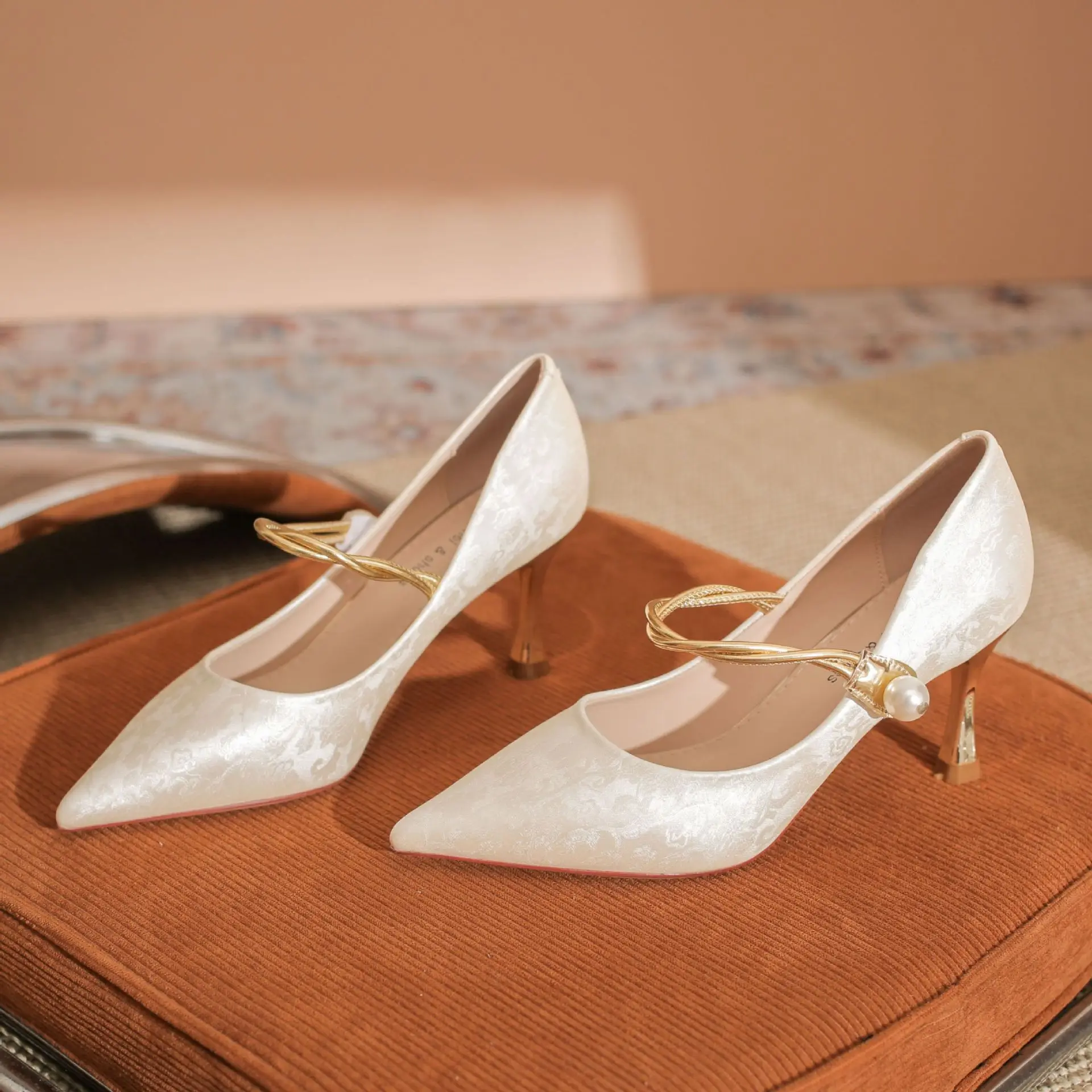 

High heels, women's slim heels, pointed toe, shallow mouth women's shoes, single shoes, pearl buckle party shoes