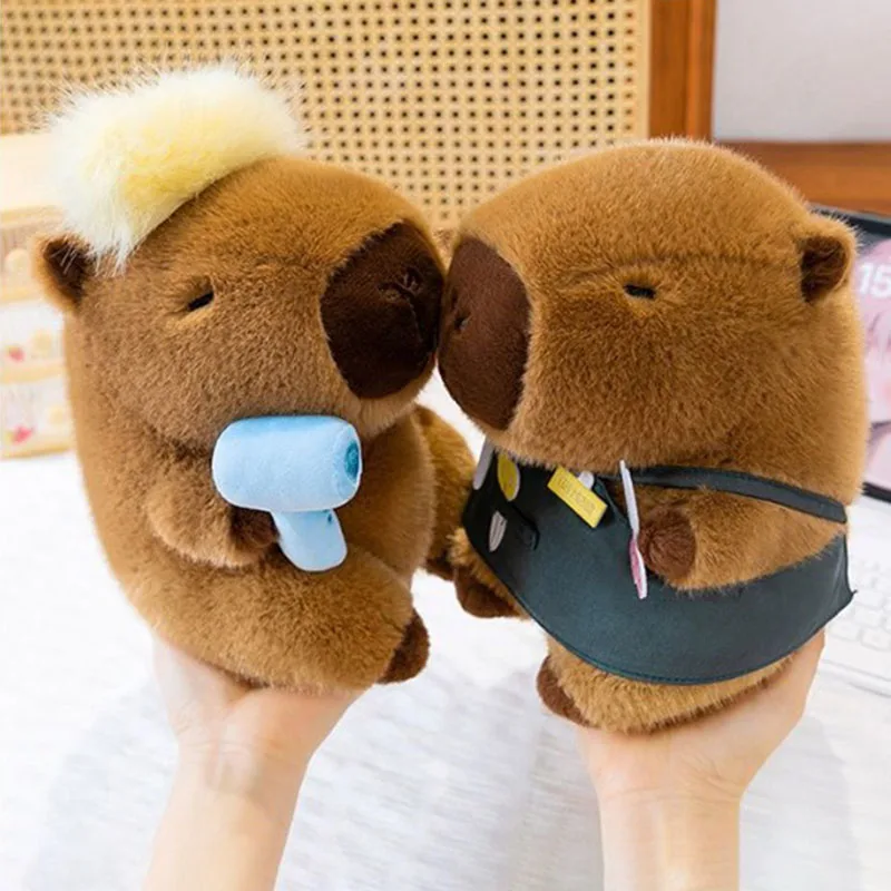かわいいサロンテーマのカピバラぬいぐるみ、キュートなアクセサリー付き、柔らかいぬいぐるみ、漫画風人形、流行のぬいぐるみ、家の装飾に最適なギフト