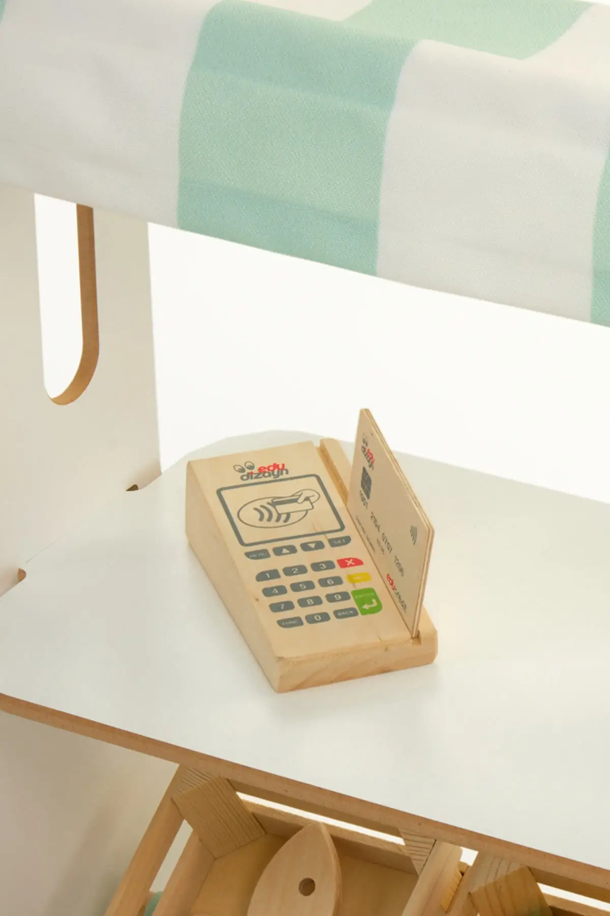 Mia mercearia de madeira e mesa de loja