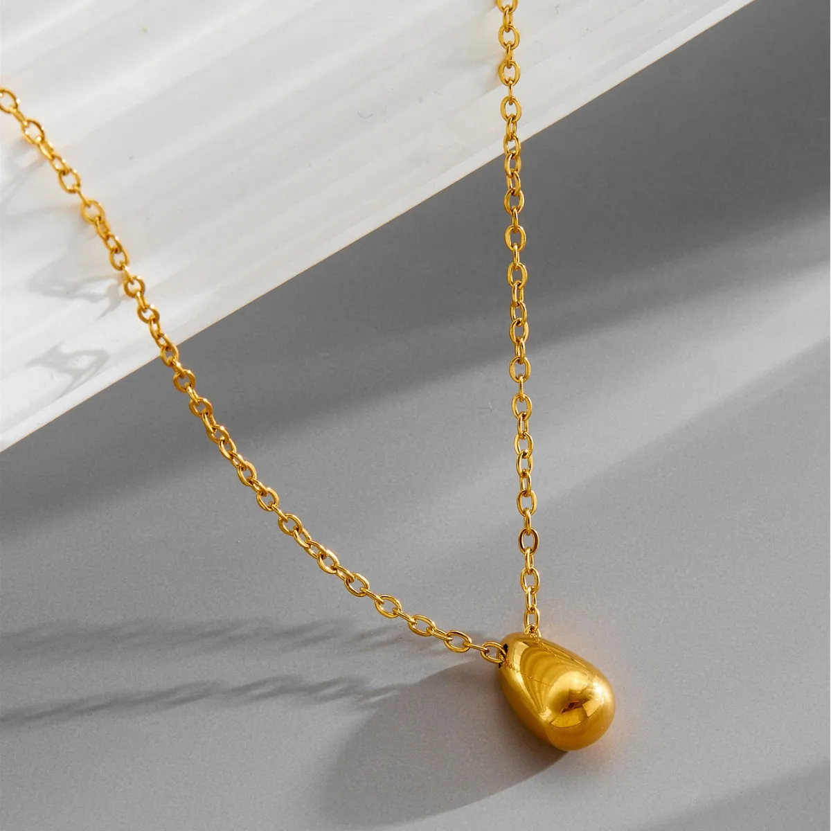 The 18K gold water drop necklace in the cold style of Instagram features a simple, trendy, versatile and niche design